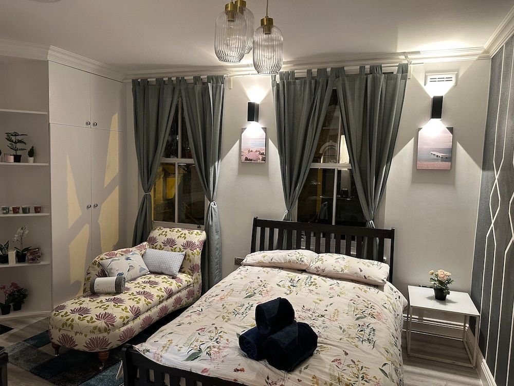 undefined Fabulous Apartment to Acton Town 3