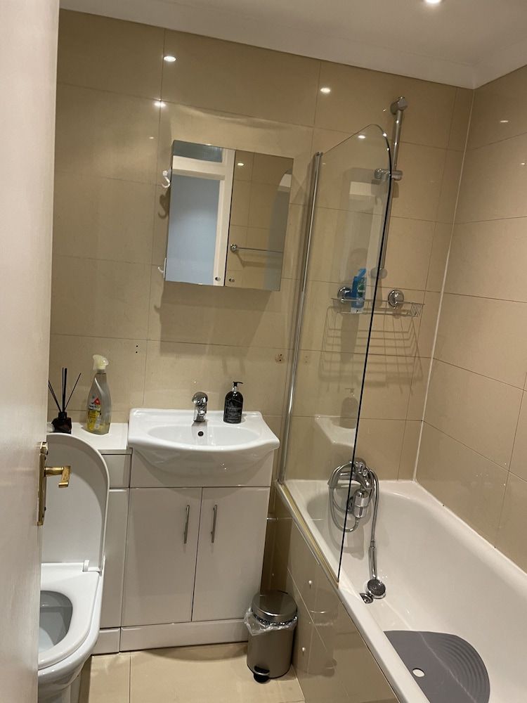 undefined Immaculate 2-bed Apartment in London 9