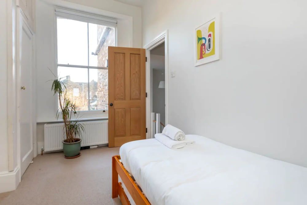 undefined Spacious and Bright 2 Bedroom Flat in Kentish Town 4