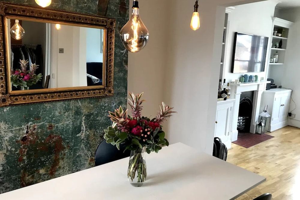 undefined Stylish 2 Bedroom Apartment in Fulham With a Garden Terrace 2