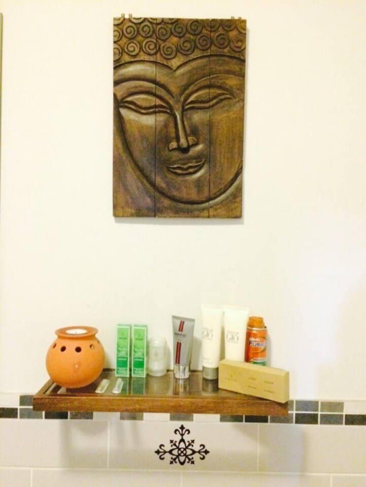 undefined Amazing Riverside Boheme Home in SW London! 9