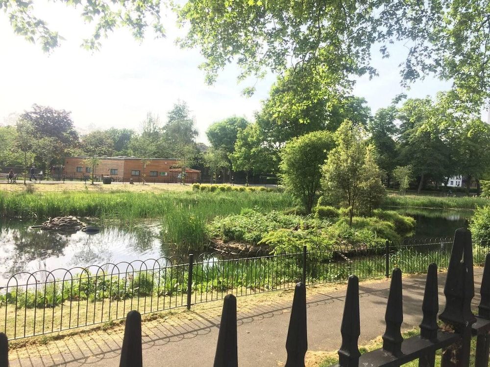 Amazing Riverside Boheme Home in SW London! Apartment 6