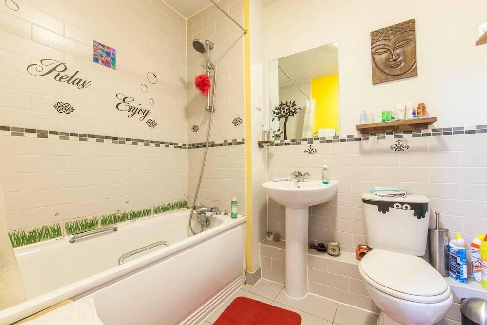 Amazing Riverside Boheme Home in SW London! Apartment 8