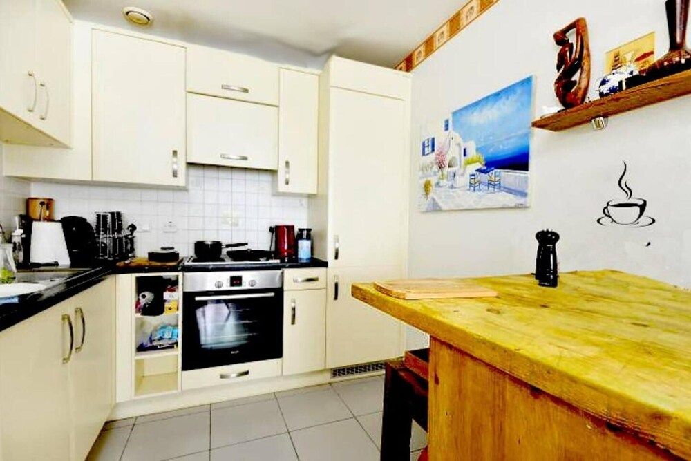 undefined Amazing Riverside Boheme Home in SW London! 6