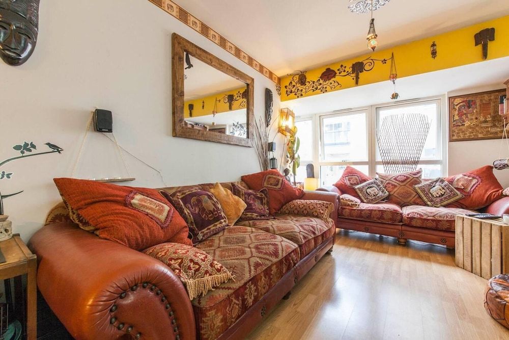 Amazing Riverside Boheme Home in SW London! Apartment 5