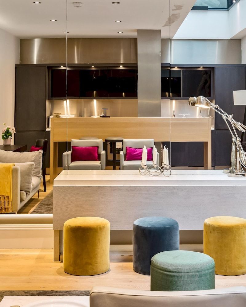 undefined Newly Refurbished 2-bed Apartment in Knightsbridge 3