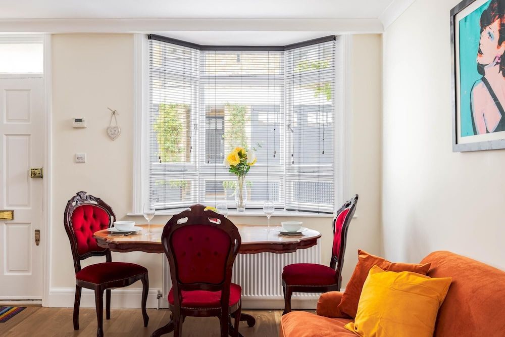 undefined Modern 3-bed 2-bath House in Belgravia 3