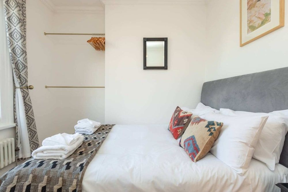 undefined Light and Spacious 1 Bedroom Maisonette - Brockley 5