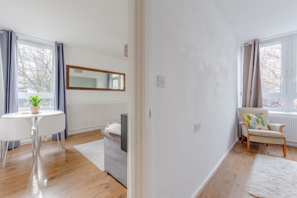 Cosy 1 Bedroom Flat Near Old Street Basic Apartment, 1 Double Bed 25