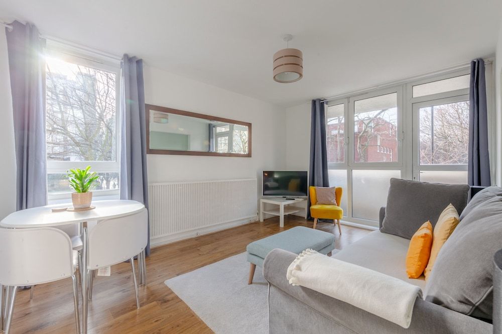 Cosy 1 Bedroom Flat Near Old Street Basic Apartment, 1 Double Bed 24