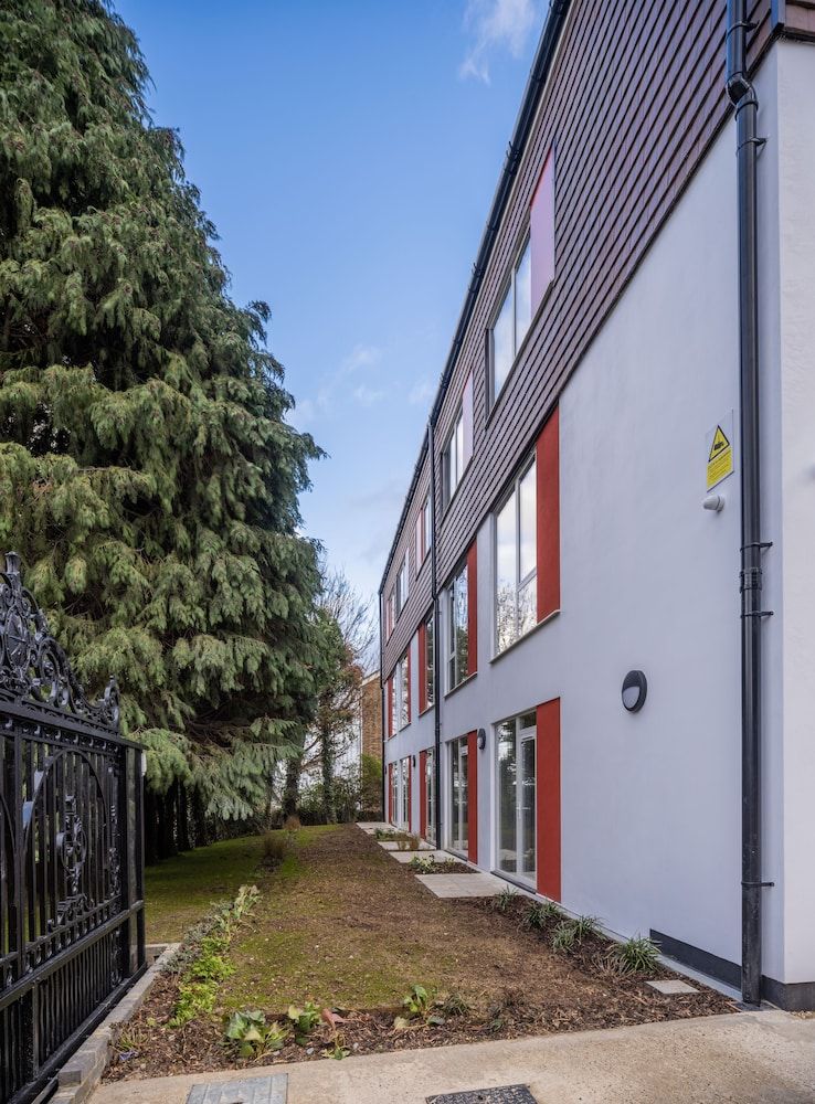 undefined Stylish Studios SOUTHFIELDS STATION 2