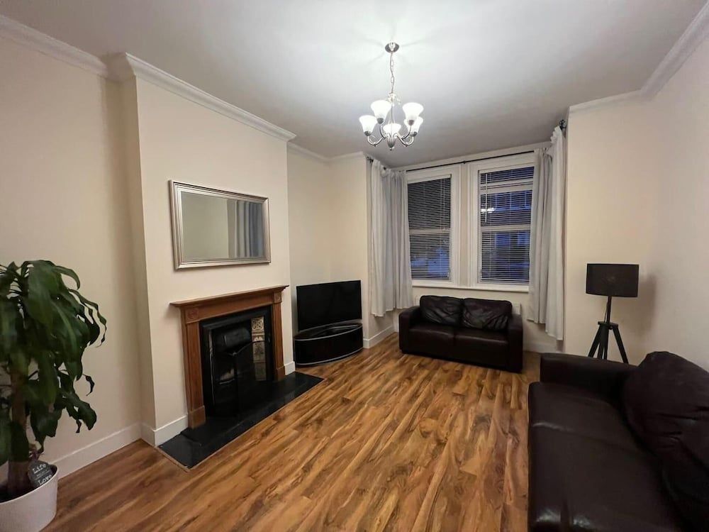 undefined Charming 1-bed Apartment in West London 10