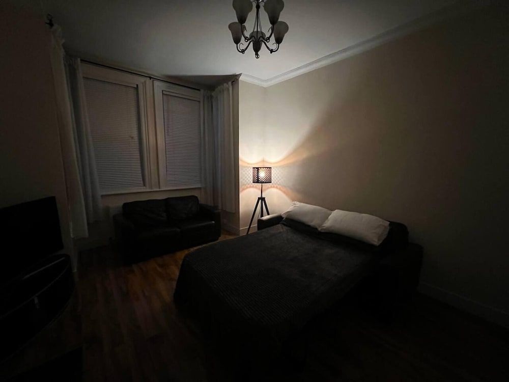 undefined Charming 1-bed Apartment in West London 3