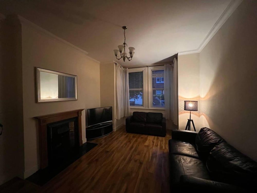 undefined Charming 1-bed Apartment in West London 6