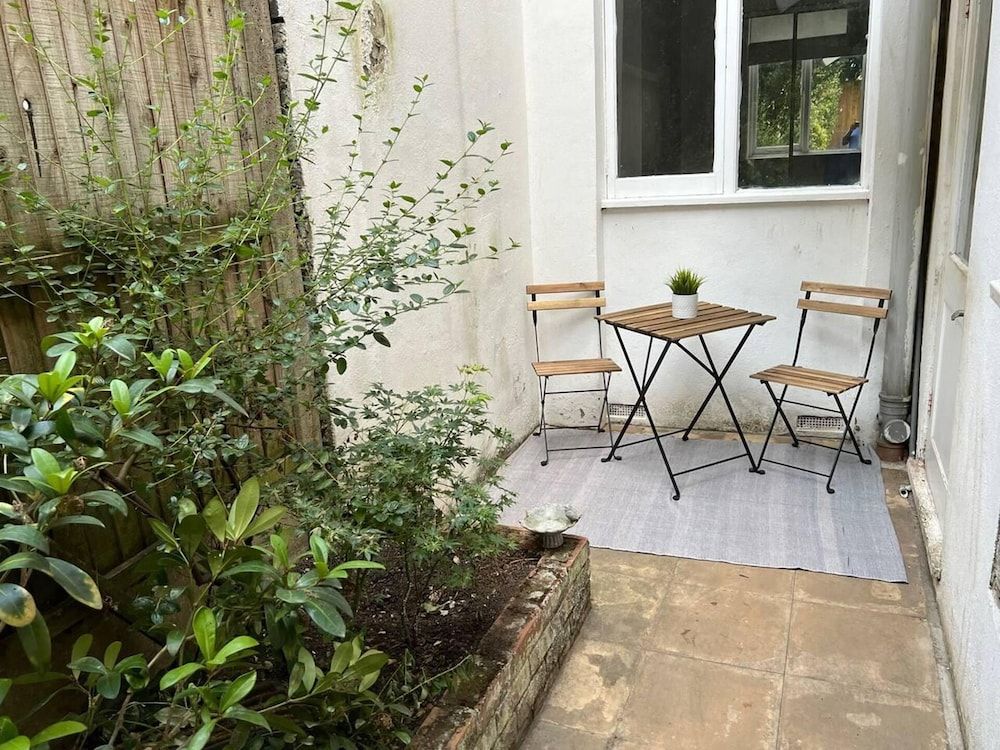 undefined Charming 1-bed Apartment in West London 7