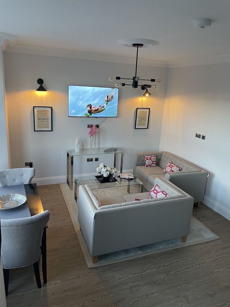 undefined Captivating 2-bed Apartment in North London 9