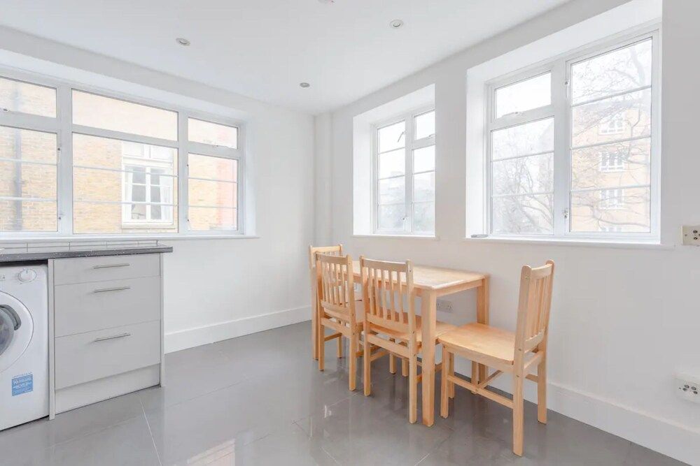 undefined Spacious and Central 4 Bedroom Flat - West Kensington 2
