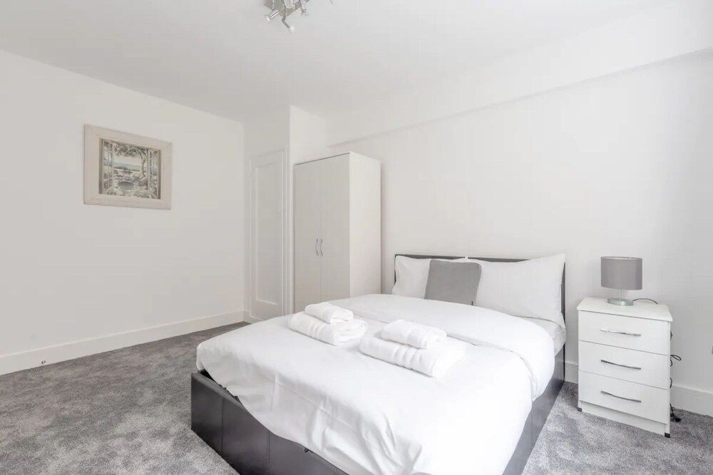 undefined Spacious and Central 4 Bedroom Flat - West Kensington 9