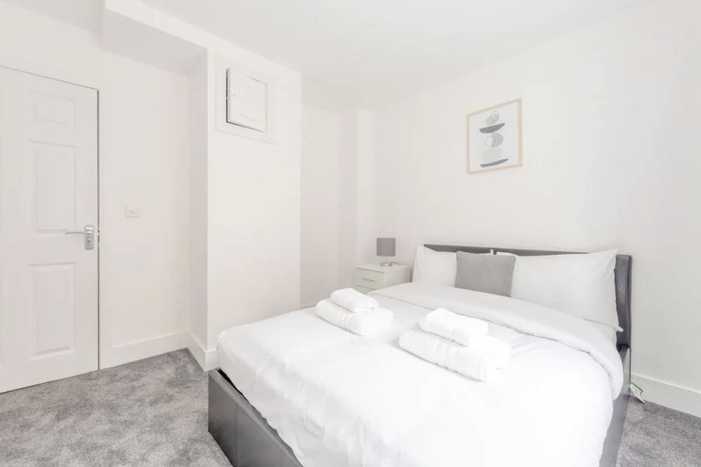 undefined Spacious and Central 4 Bedroom Flat - West Kensington 4