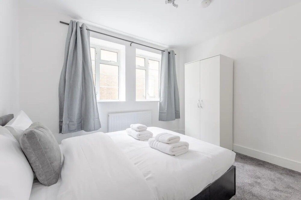 undefined Spacious and Central 4 Bedroom Flat - West Kensington 8