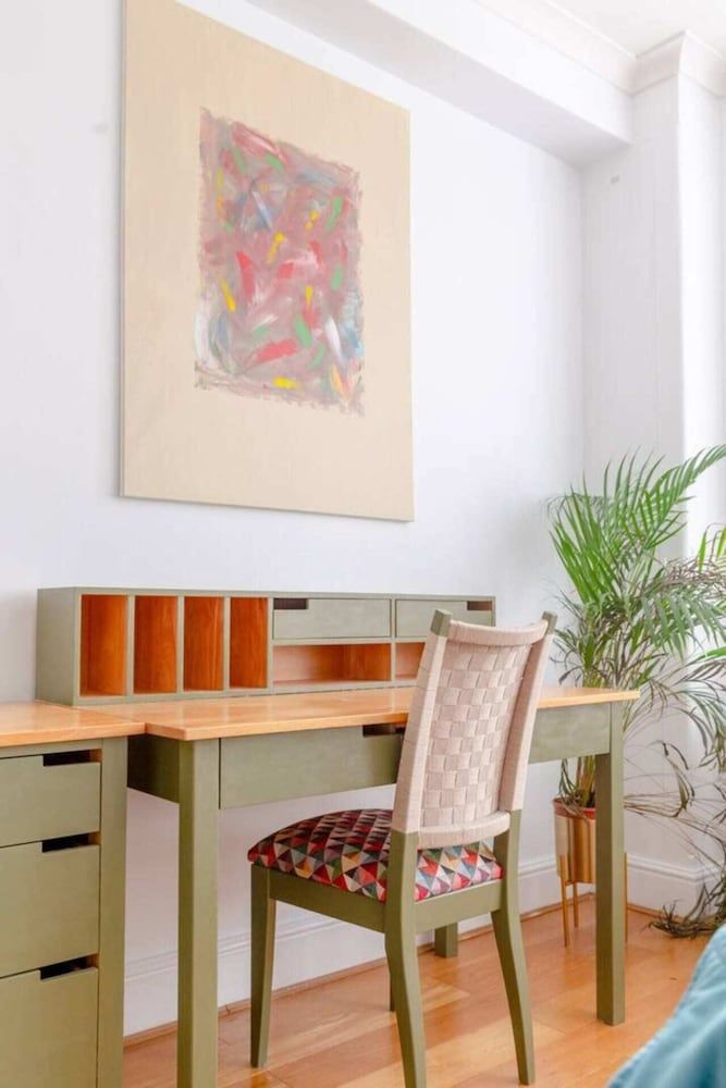 undefined Central and Spacious 2 Bedroom Flat in Kensington 5