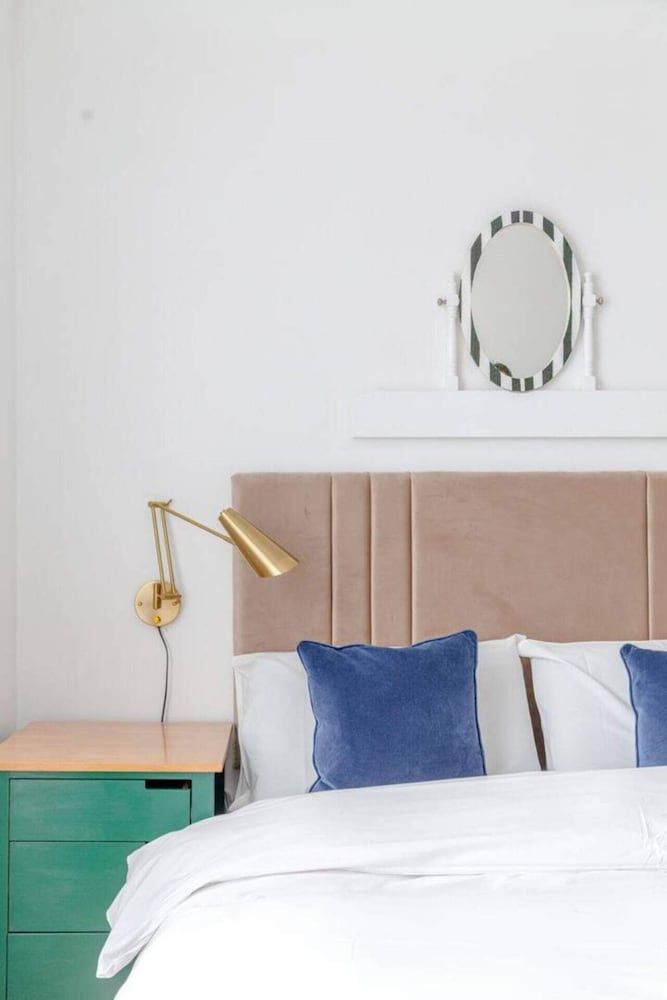 undefined Central and Spacious 2 Bedroom Flat in Kensington 8