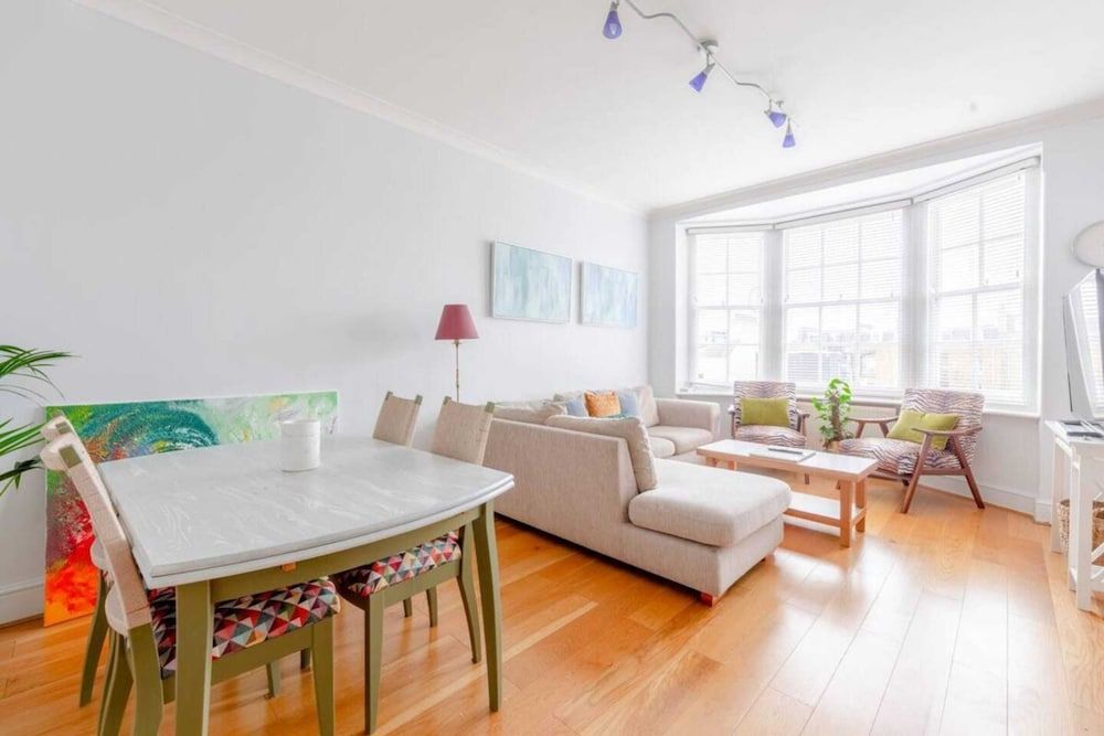 undefined Central and Spacious 2 Bedroom Flat in Kensington