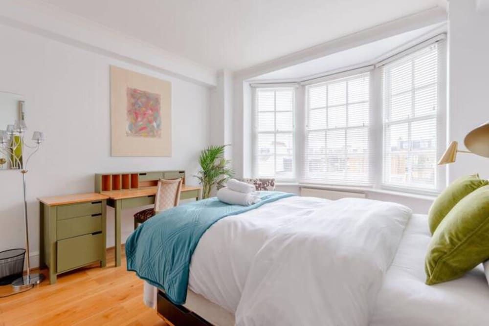 undefined Central and Spacious 2 Bedroom Flat in Kensington 7