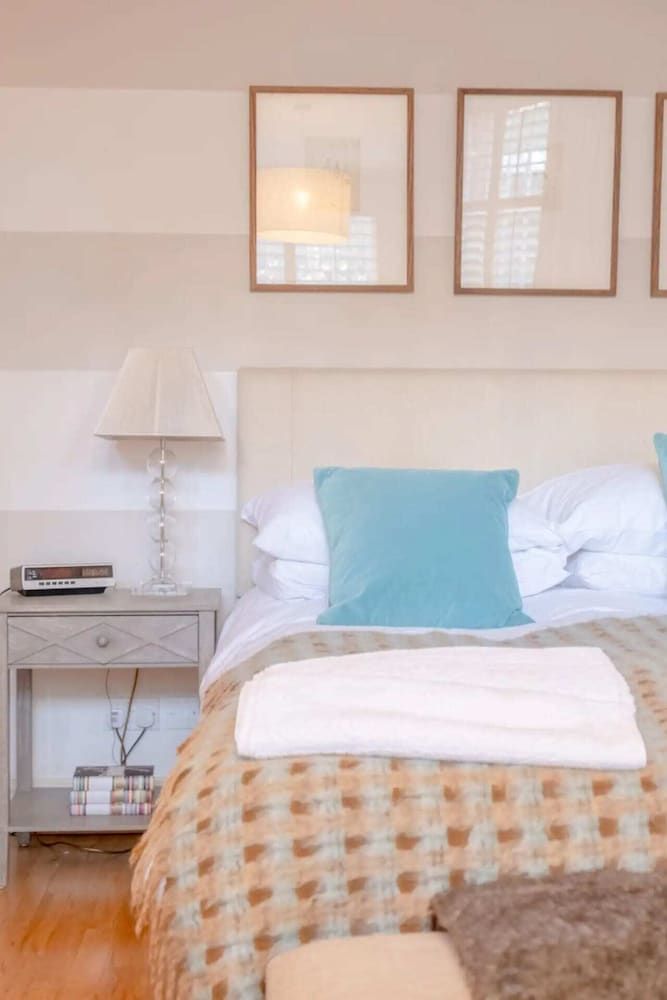 undefined Quaint and Central Studio Flat - Chelsea 6