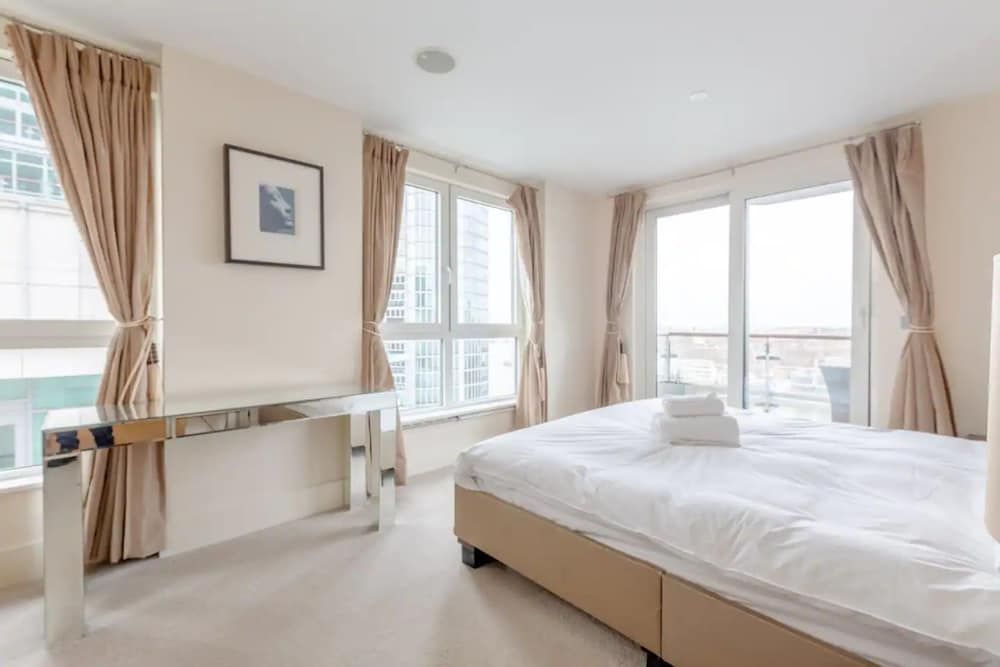 Gorgeous 3 Bedroom Flat in Vauxhall With City Views Basic Apartment, Multiple Beds 12