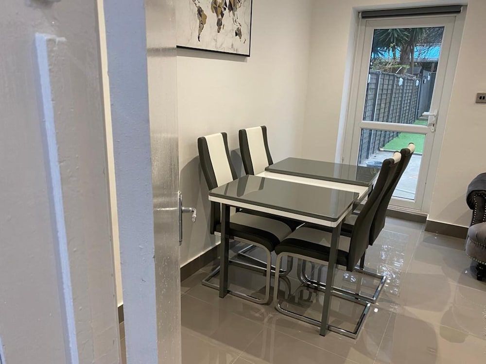 undefined Modern Executive 2-bed Apartment in London 2