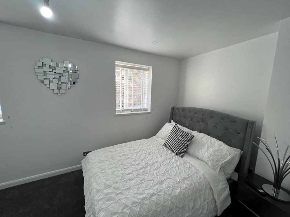 undefined Modern Executive 2-bed Apartment in London 3