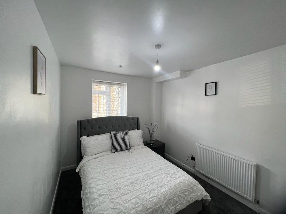 undefined Modern Executive 2-bed Apartment in London 7