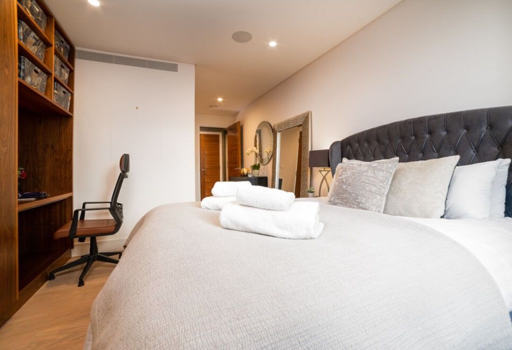 undefined Stunning Modern Apartment Close to Hyde Park by Underthedoormat 4