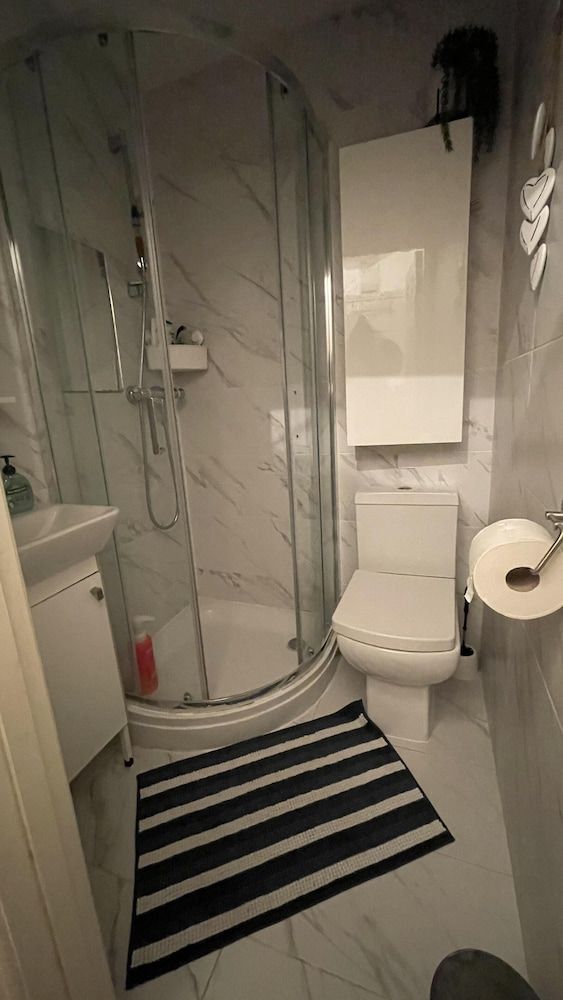 undefined Large 1-bed Studio in London Well Equipped 10