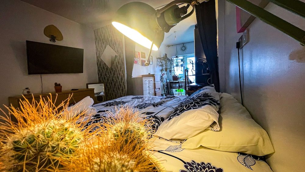 undefined Large 1-bed Studio in London Well Equipped 3