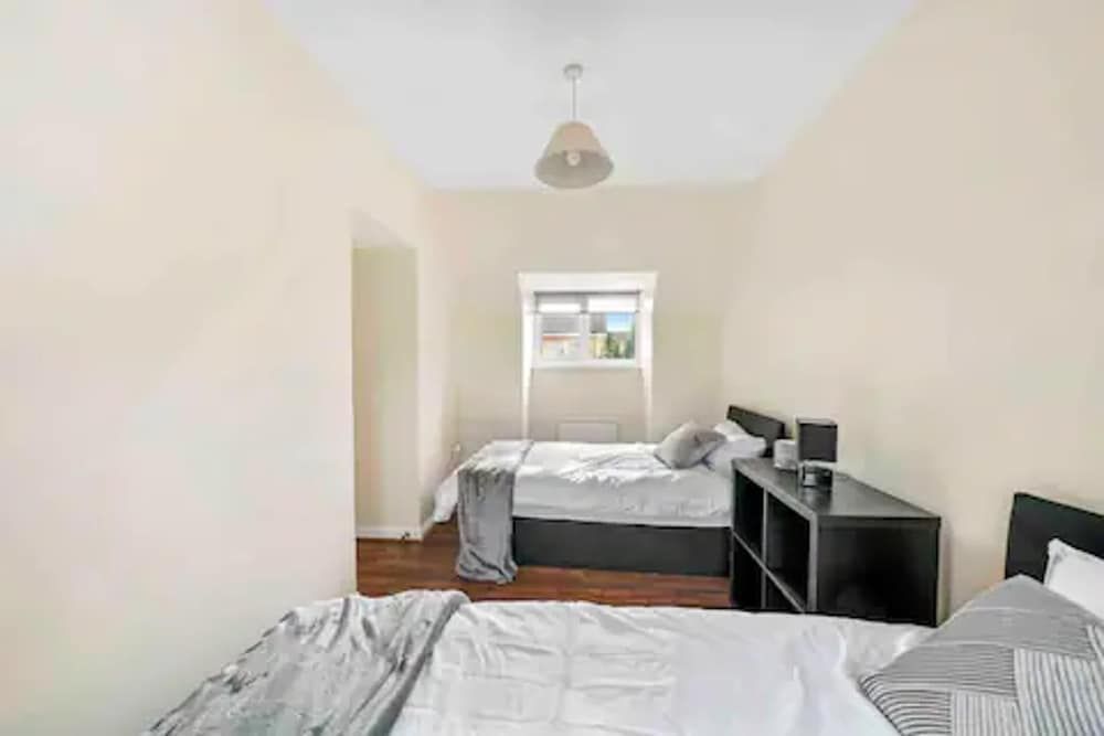 undefined 4 bed Townhouse- Free Parking 2