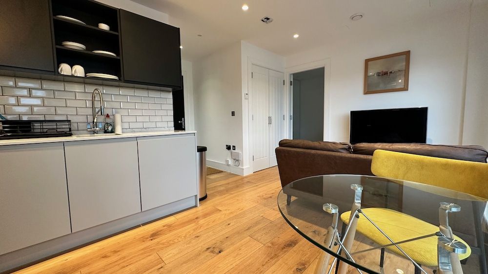 undefined Modern & Stylish 1 Bedroom Flat 6