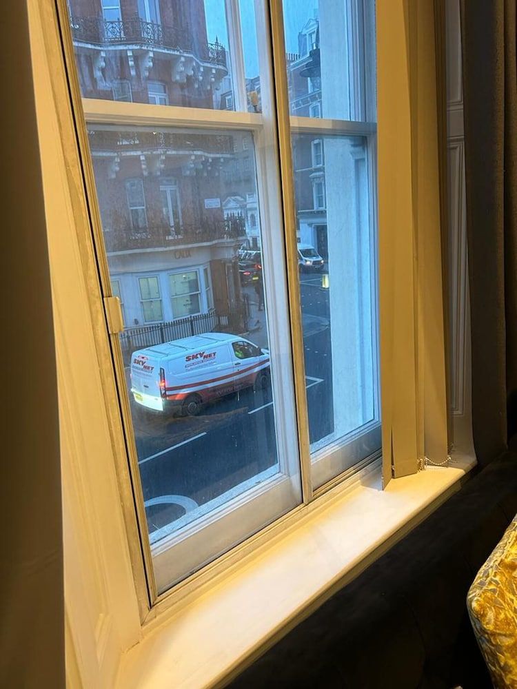 undefined Immaculate 1-bed Apartment in the Heart of Chelsea 9