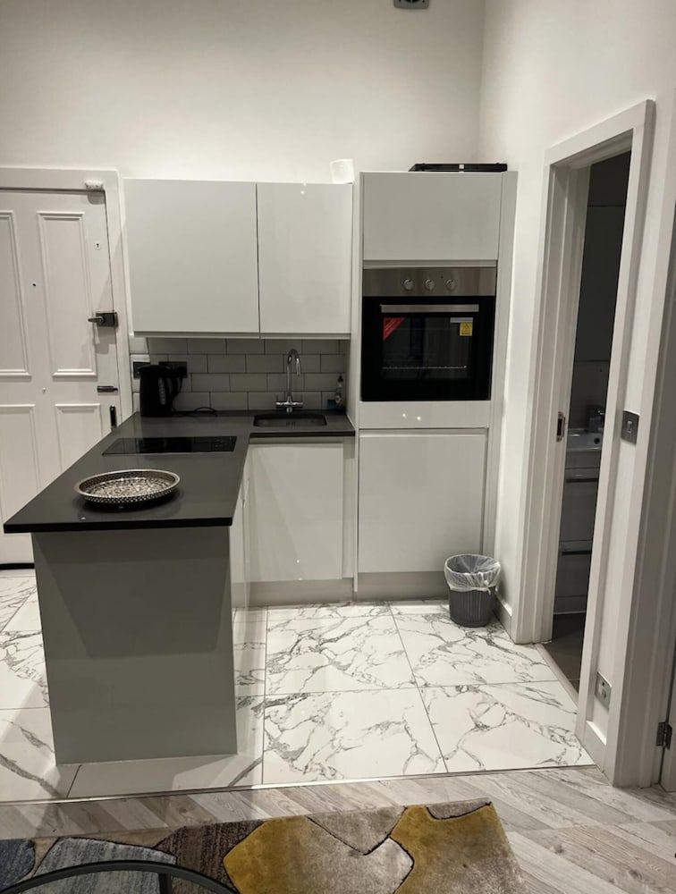 undefined Immaculate 1-bed Apartment in the Heart of Chelsea 2