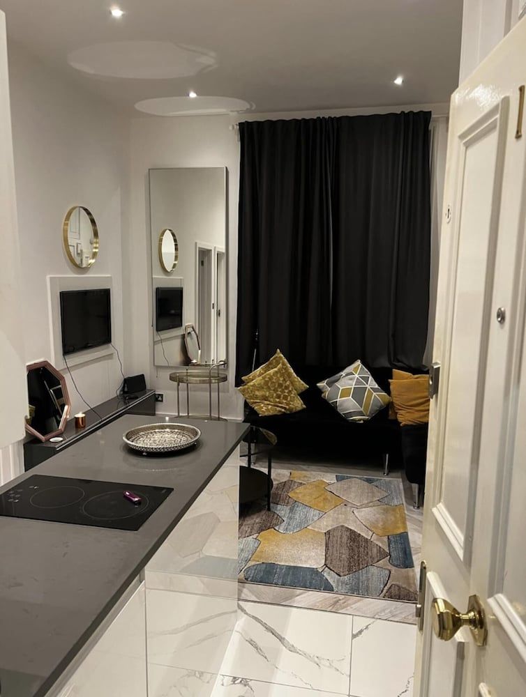 undefined Immaculate 1-bed Apartment in the Heart of Chelsea 3