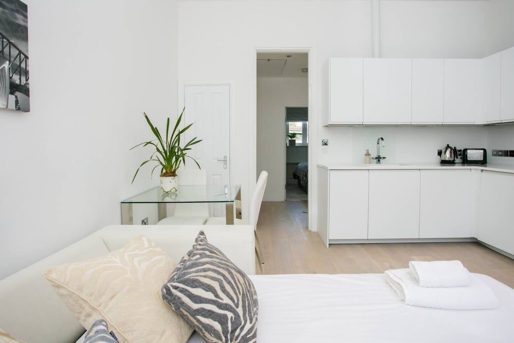undefined Pristine & Lavish 1BD Flat - Paddington 10