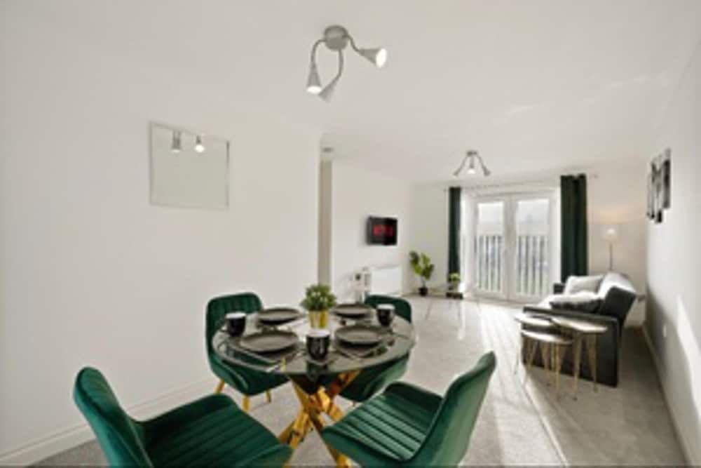 undefined Stylish 2 bed Apt - Free Parking 3