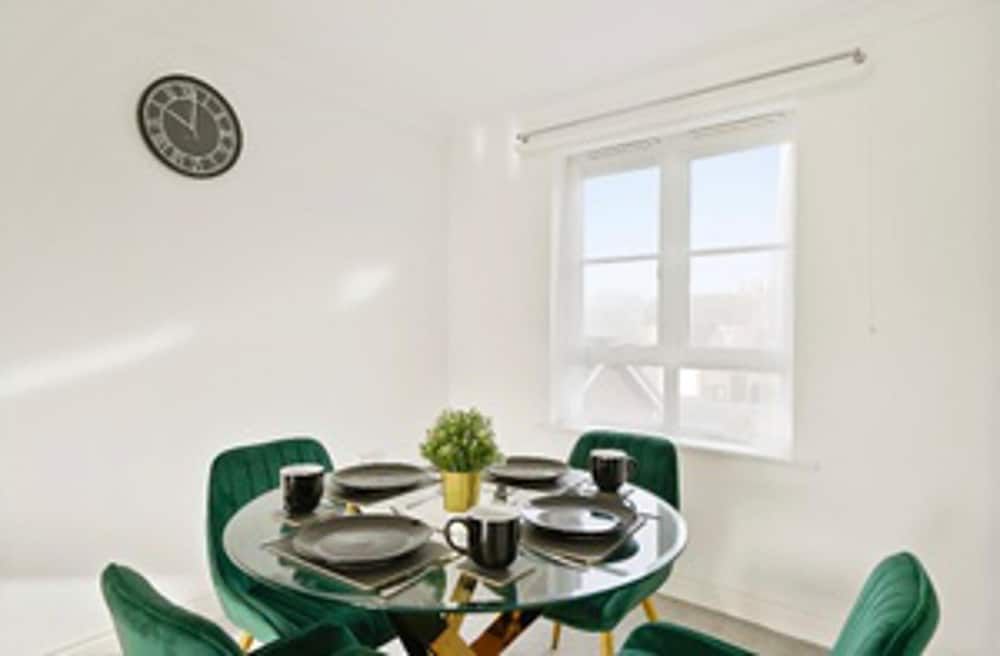 undefined Stylish 2 bed Apt - Free Parking 4