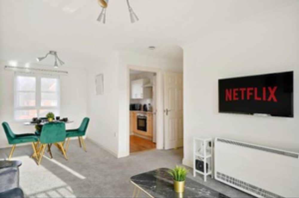undefined Stylish 2 bed Apt - Free Parking 2