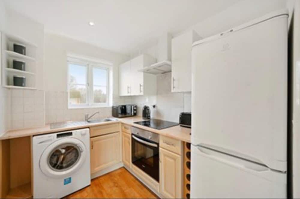 undefined Stylish 2 bed Apt - Free Parking 9