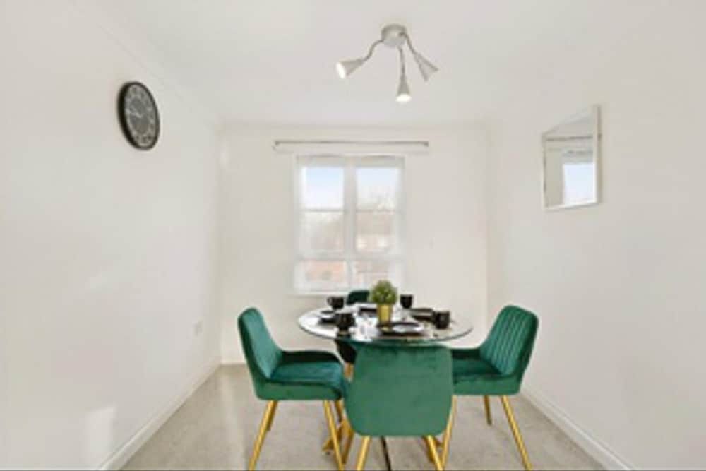 undefined Stylish 2 bed Apt - Free Parking 5