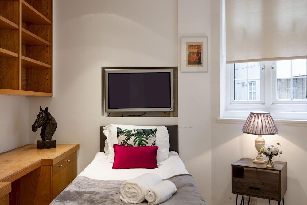 Park Lane 4-bed Huge Designer pad Apartment 21