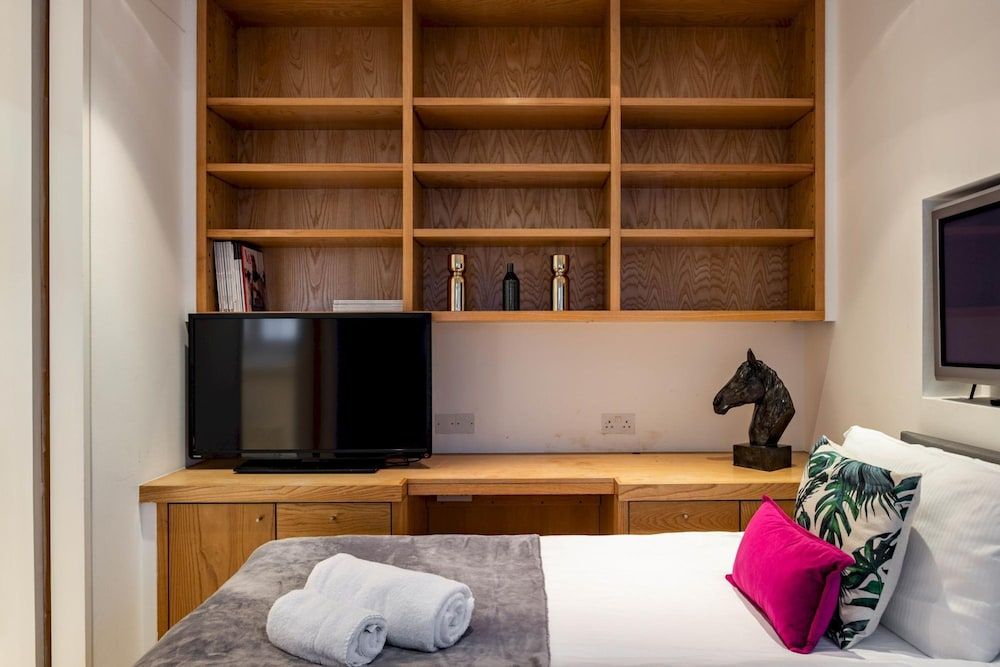 Park Lane 4-bed Huge Designer pad Apartment 12