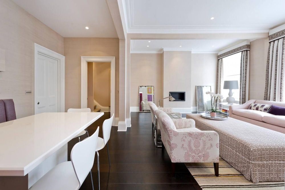 undefined Luxury Kensington Apartment 8
